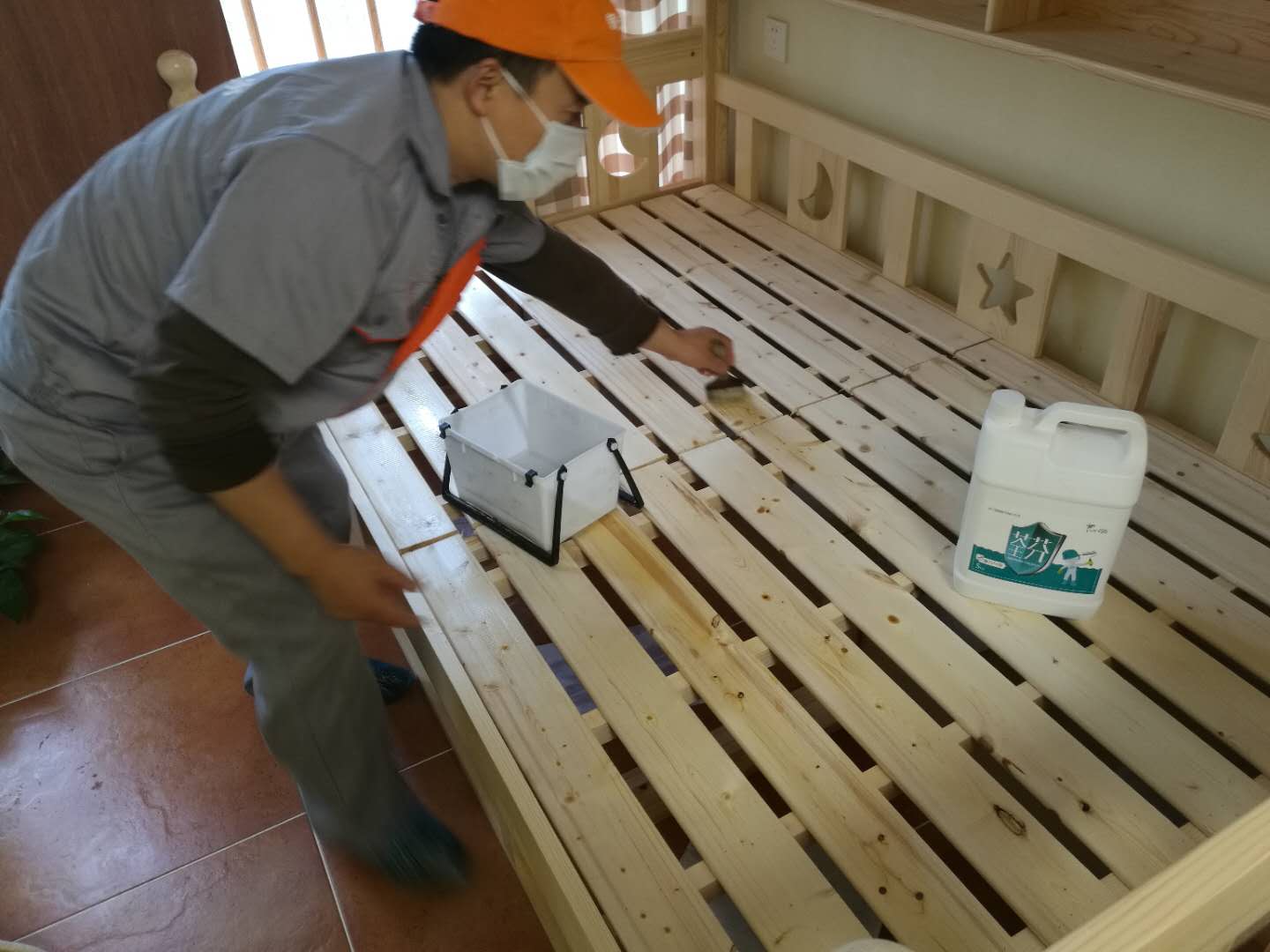 木制床架刷子精細化施工