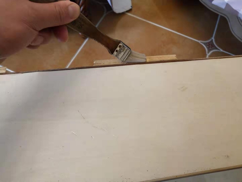 木柜接縫處刷子精細化施工