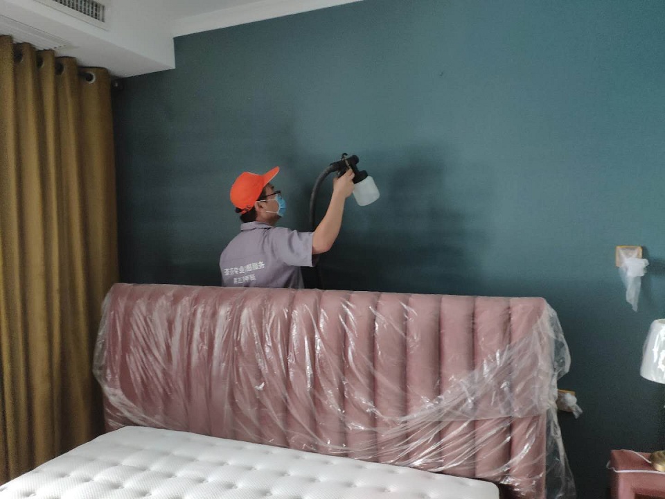 臥室墻面壁紙全方位噴涂施工