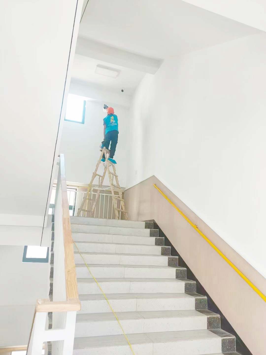 樓梯過道墻面頂面噴槍治理施工