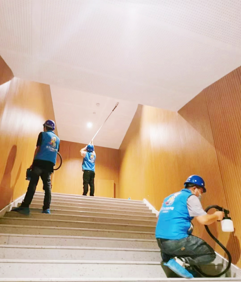 絲路歡樂世界樓梯過道墻面噴槍施工